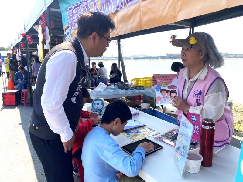 大林數位機會中心參與嘉義縣大林鎮公所舉辦的「陳井寮黃花風鈴木季」開幕活動推廣數位服務與行動諮詢