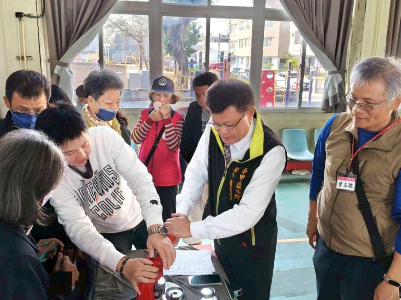 現場也安排手作體驗活動,帶領民眾DIY製作「山珍海味」冰箱貼磁鐵開罐器。透過簡單有趣的手作過程,讓參與民眾親手完成實用又具有地方特色的小物