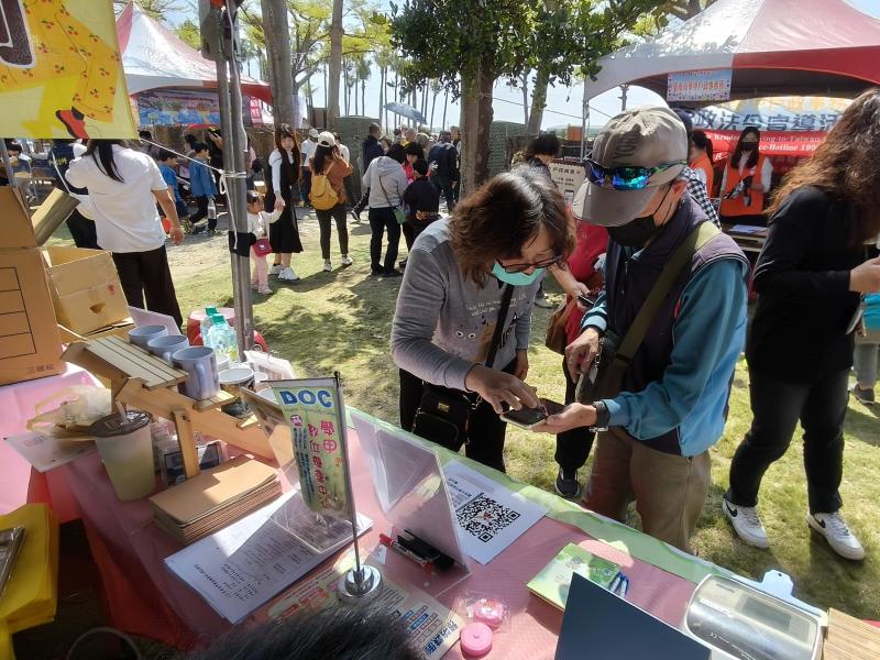 透過現場一對一的說明與示範,讓民眾更容易理解數位健康工具的便利性,提升大家對智慧醫療與數位服務的認識與接受度。