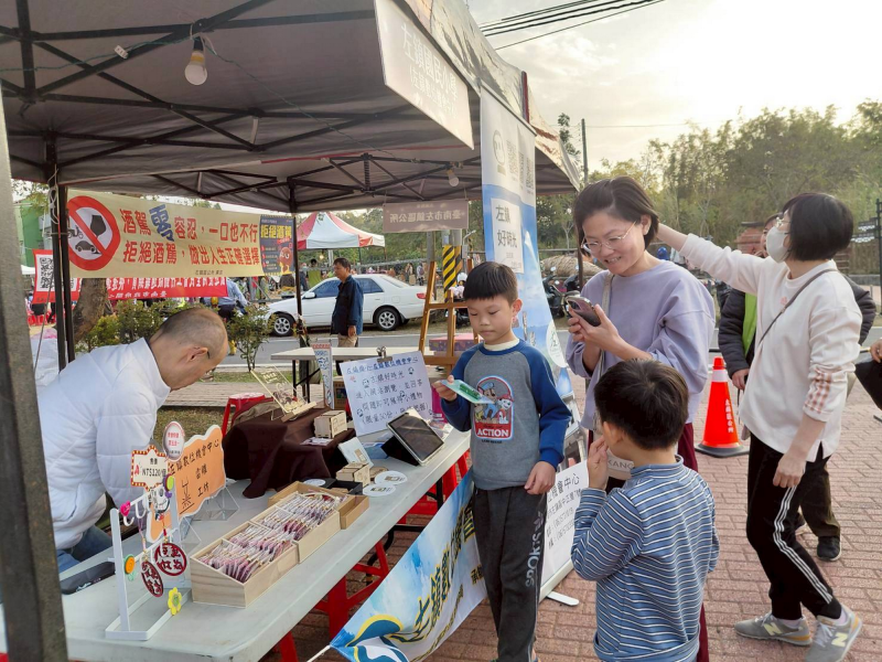 民眾掃描數位素養問卷專心的作答