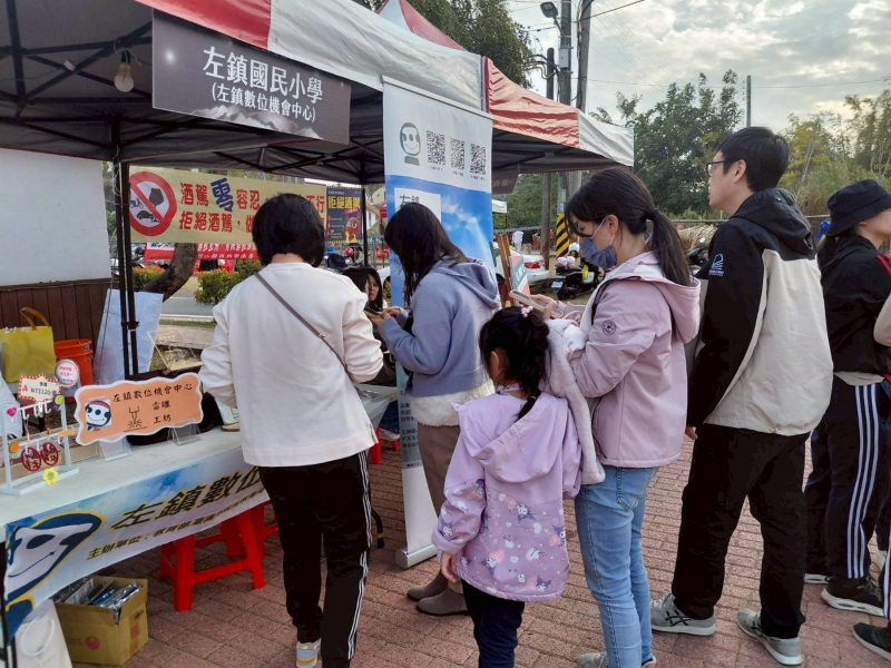 民眾非常踴躍排隊等著掃描數位素養問卷