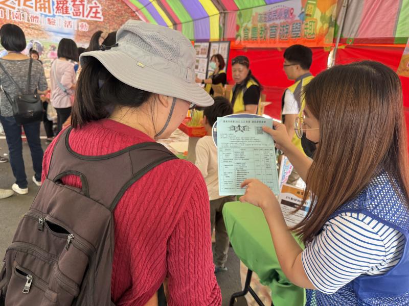 輔導員庭聿也來活動現場,宣傳將軍數位中心的課程活動。