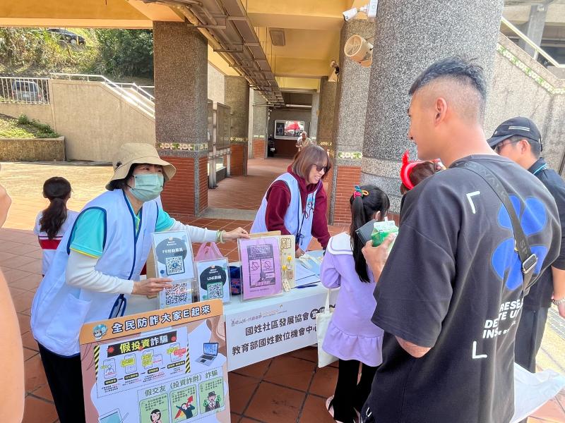 現場也有準備小贈品發給民眾.
