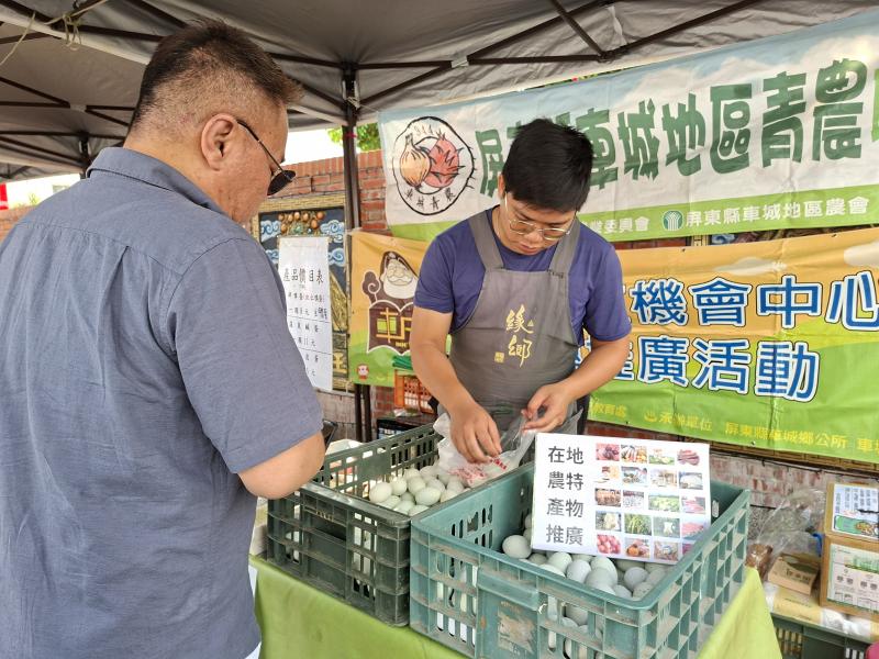 透過與職人實體展攤販售並交流分享更多在地農特產品給民眾