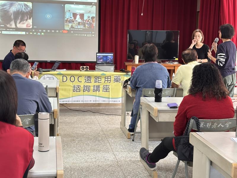 有用藥問題的民眾在線上直接視訊詢問藥師