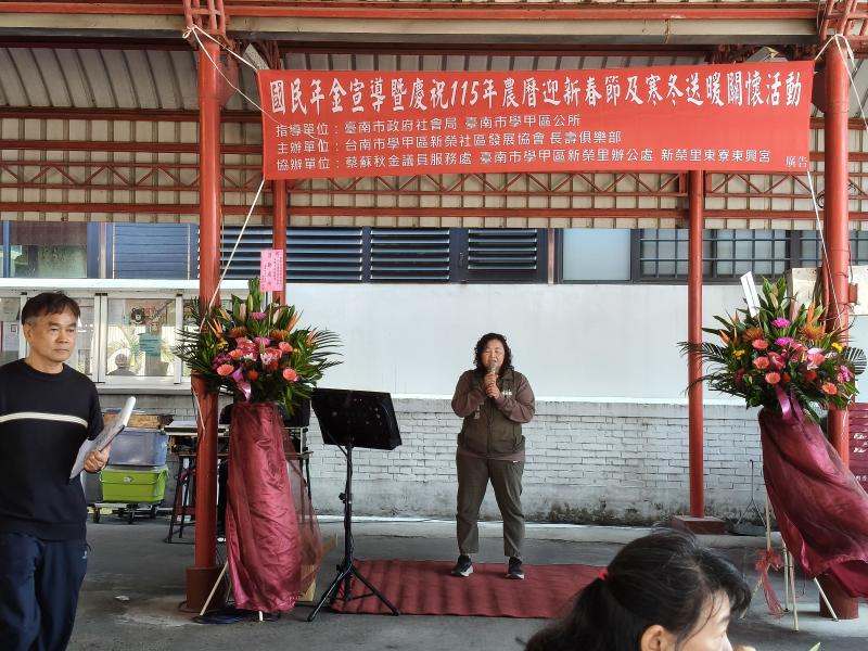 社區民眾踴躍報名參加歌唱表演，透過輕鬆愉快的歌唱活動帶動現場氣氛