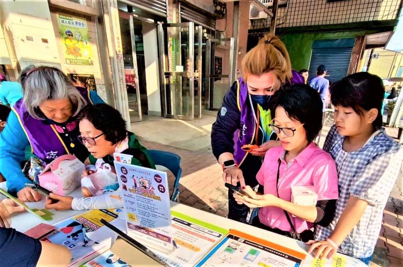 活動內容緊扣長輩日常生活，除了展示「數位新生活」的學習成果，更重點加強網路安全、資安防護及反霸凌意識。現場透過一對一的實地互動與行動諮詢，協助長者辨識假訊息與假投資詐騙，並同步推廣健康管理APP的操作。DOC團隊以簡單易懂的解說與實作演示，