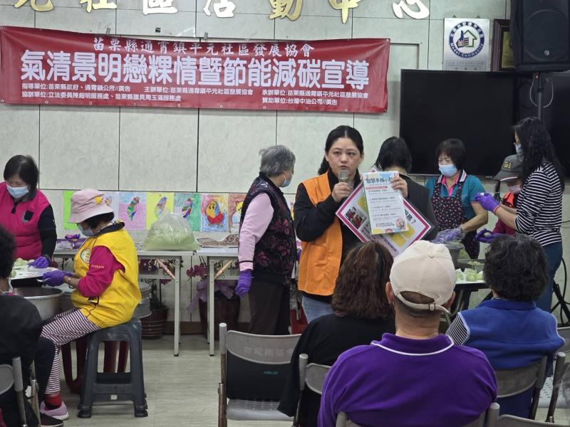 向民眾介紹行動櫃台服務