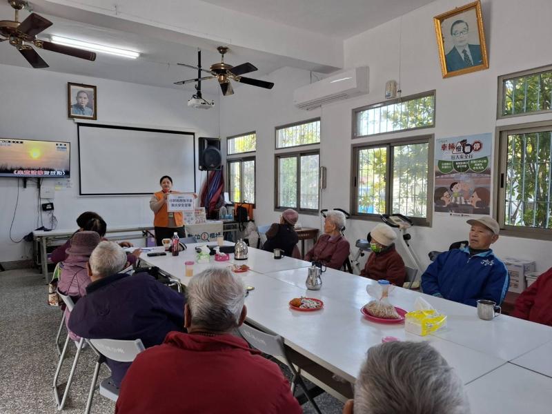 通霄DOC深耕南和關懷據點　行動櫃檯結合防詐宣導守護長者數位安全-封面照