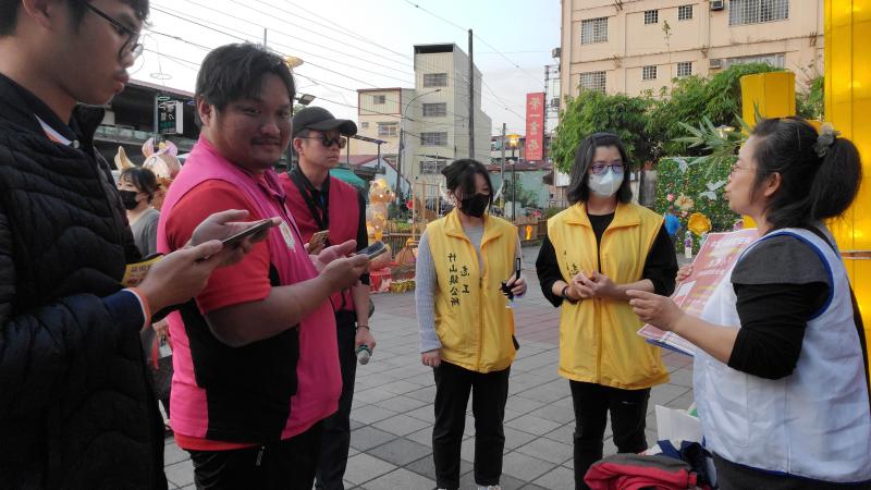 專心聆聽解說,學習如何辨識詐騙訊息。