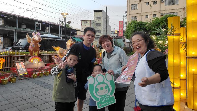 一家人共同參與,彼此交流心得,形成「互相守護」的默契。