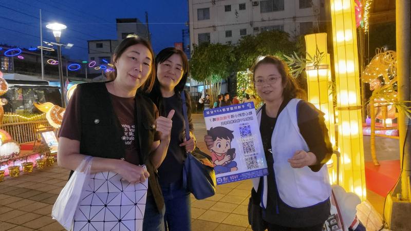 在燈火璀璨的夜晚,一同接收竹山DOC的反詐騙宣導,既享受文化盛宴,也守護彼此的數位安全。