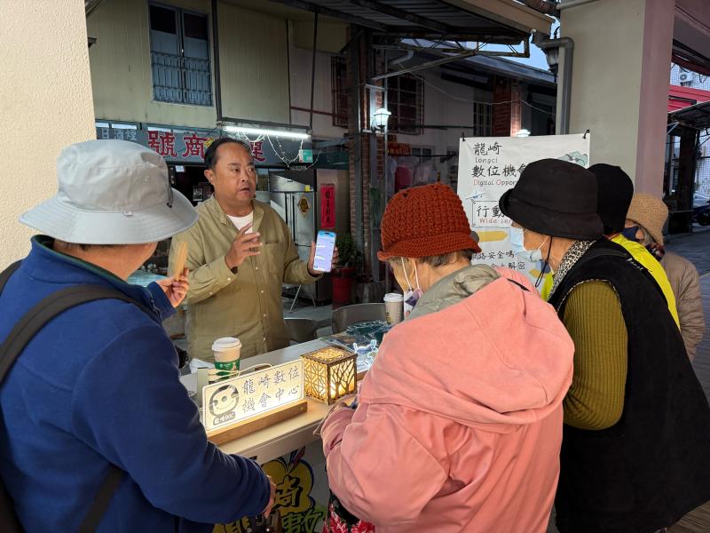 為長輩講解虛擬健保卡的優點，協助3位長輩現場辦理虛擬健保卡申請