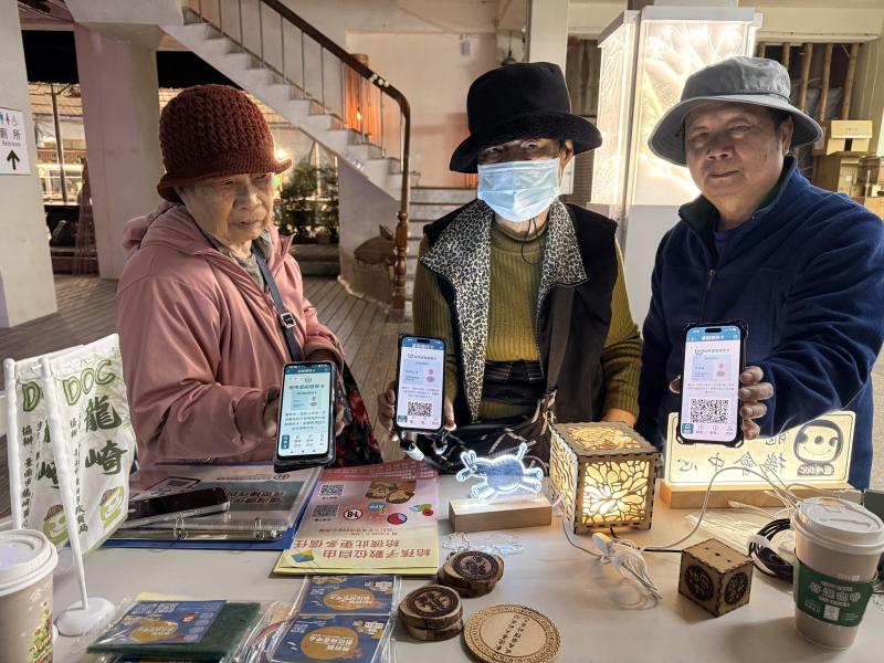 協助民眾辦理虛擬健保卡，過程中雖然卡住(網路不好)，還是幫長輩把虛擬健保卡辦成功