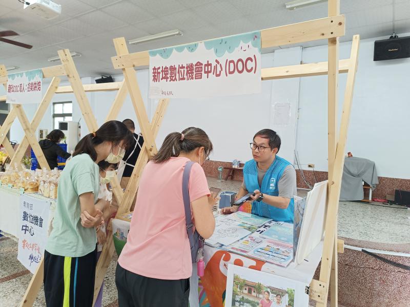 現場設置互動體驗區，讓民眾親身感受數位科技的便利。