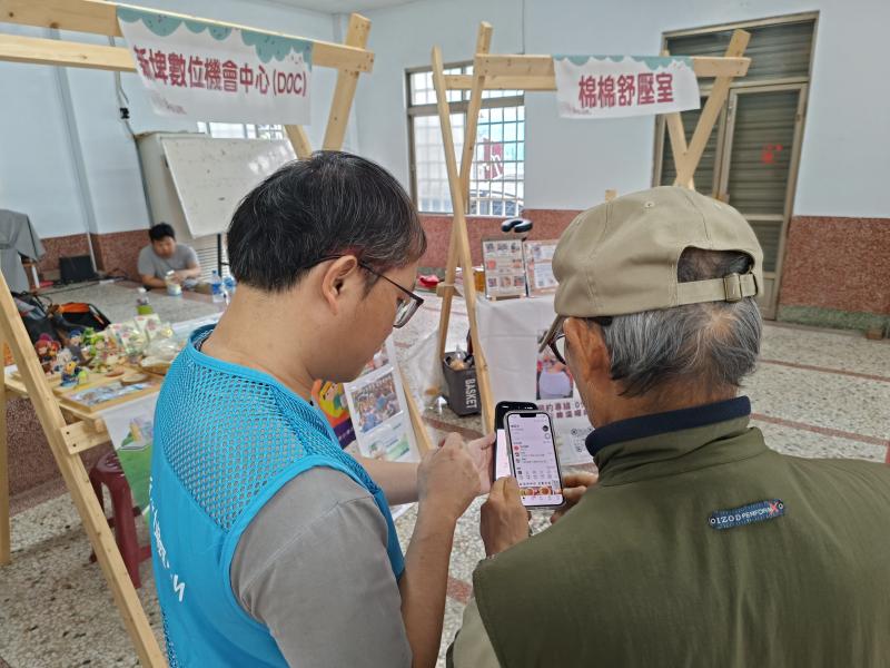 民眾實際體驗數位行銷及線上購物操作。