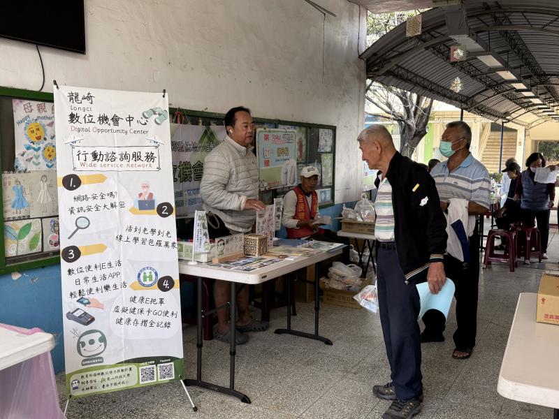 現場重點輔導虛擬健保卡 APP 申辦，讓就醫資訊隨手可得，實現「健康 E 把罩」的便利醫療服務 。