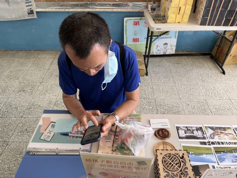 DOC執行祕書提供一對一手機教學，解答使用疑難並宣導數位信任與網路安全，協助長輩跨越數位門檻 。