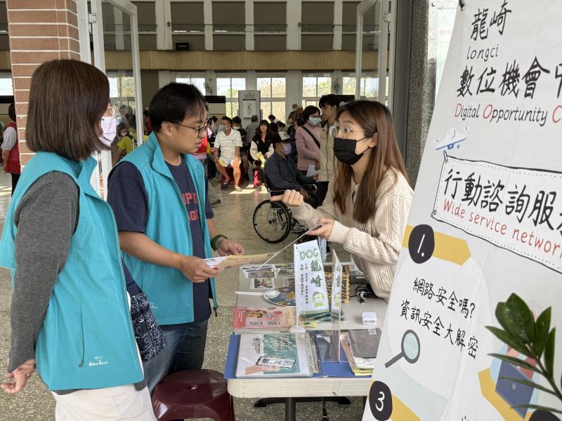 重點推廣虛擬健保卡申辦，指導長輩將實體卡轉為手機憑證，讓就醫更加智慧、便利且有保障 。