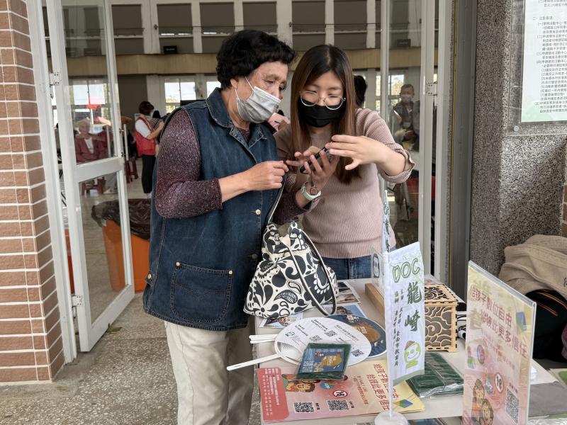 提供一對一手機教學，解答操作疑問並宣導數位信任與安全，全方位強化長輩的資訊防護素養 。
