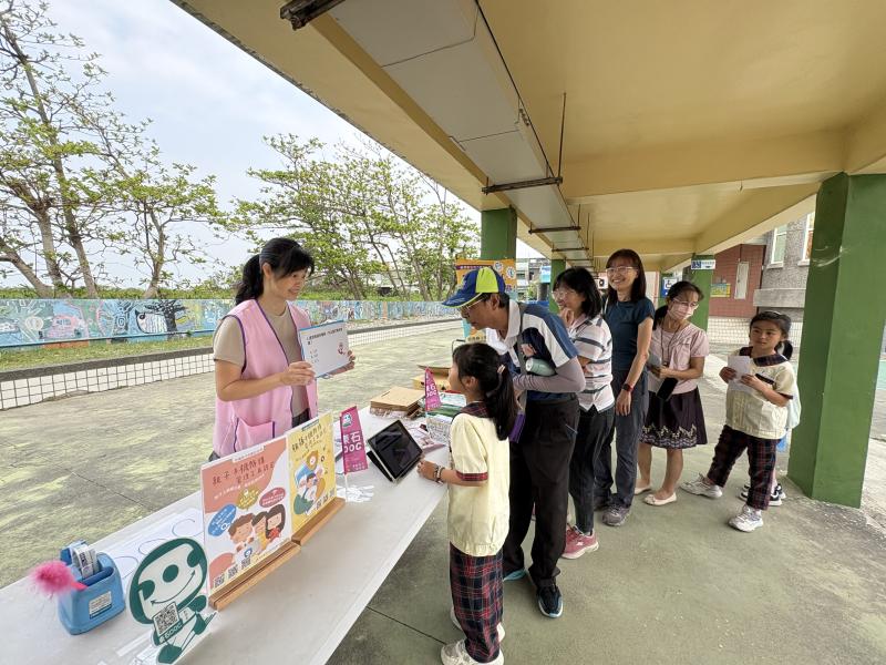東石數位機會中心在現場設置了「數位安全小學堂」