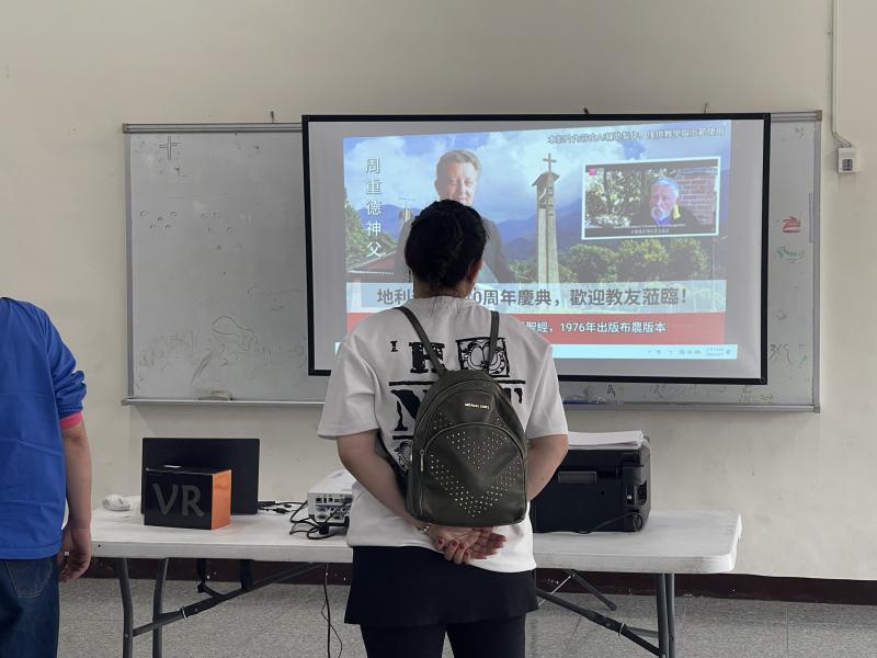 展覽結合AI主播介紹五個分堂故事，並透過手機與VR眼鏡進行虛擬導覽，讓民眾更認識教會歷史與空間位置，展現數位保存與文化傳承成果。