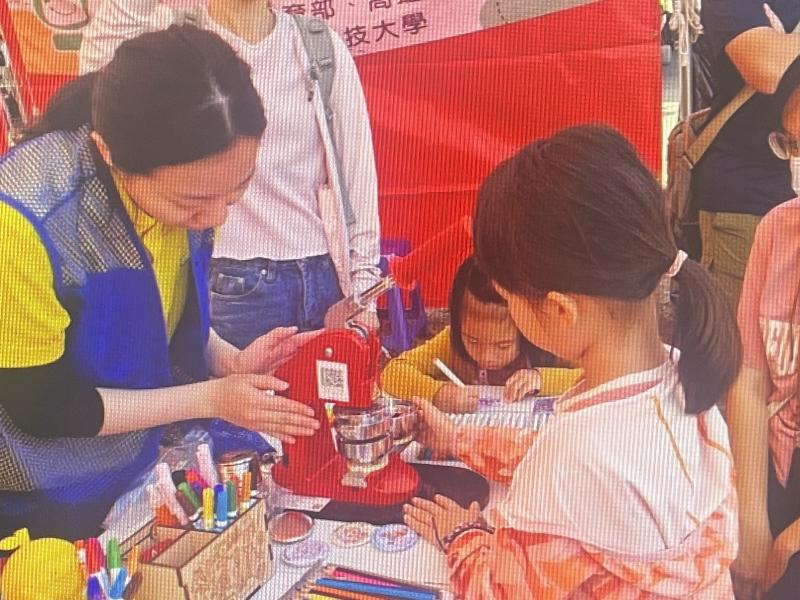 最受歡迎的DIY磁吸開瓶蓋活動，讓大小朋友手繪創意、體驗樂趣！互動小遊戲更點燃學習熱潮，讓數位知識在歡笑中萌芽！快來感受這份熱情與驚喜！