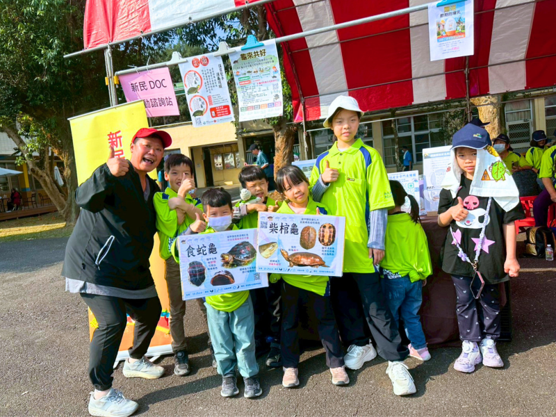 總幹事向民眾進行規規保育宣導及與民眾合照