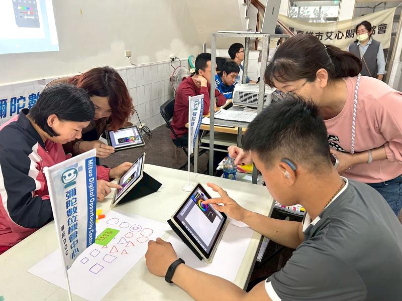 講師帶領學員一起認識電繪世界的應用