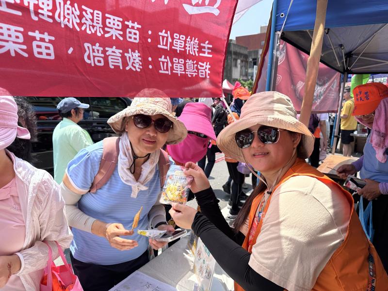 與民眾合照