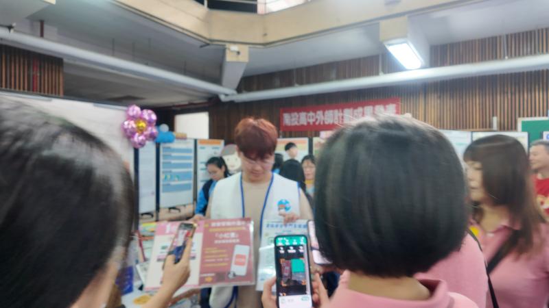 執行長向民眾進行資安宣導