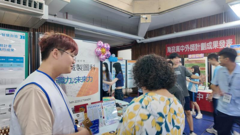 執行長向家長推廣親子手機監護