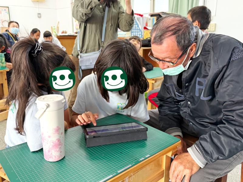 長輩與國小孩童們一起研究答題