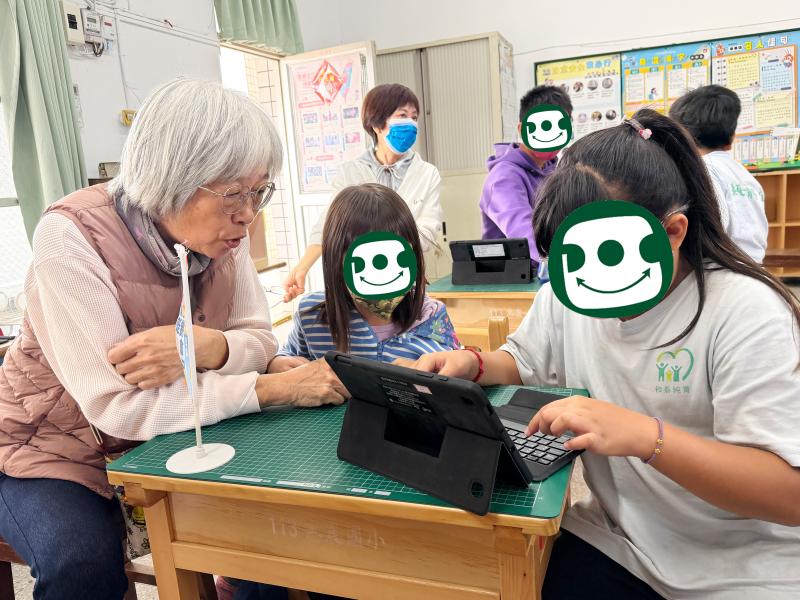 長輩與國小孩童們一起認真答題