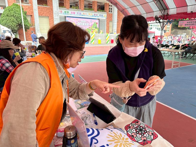 現場解答民眾手機問題