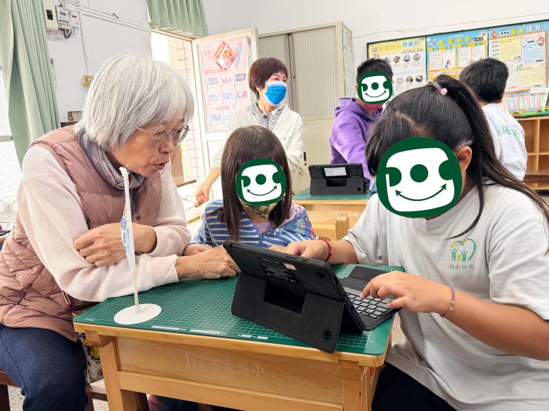 長輩與國小學童一起認真研究問答題目