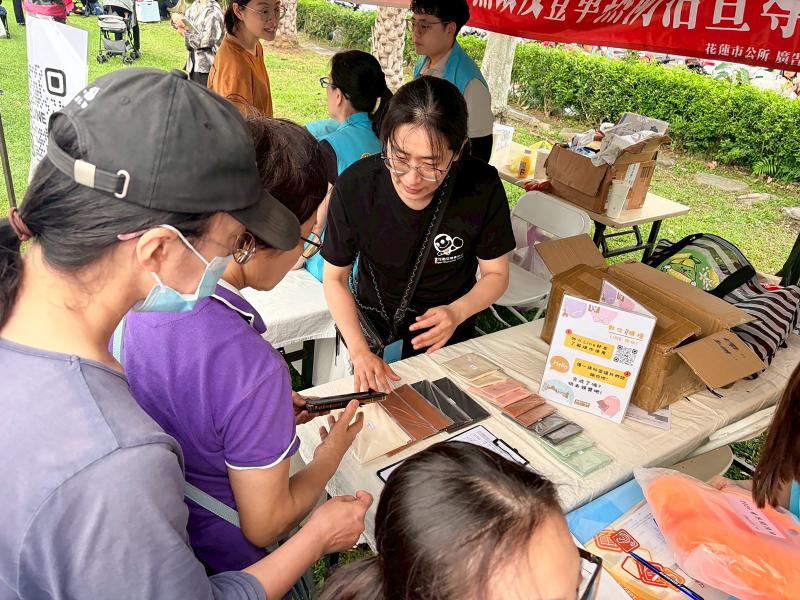 志工現場即時教學互動佳，民眾實際操作數位工具，提升理解與應用能力。