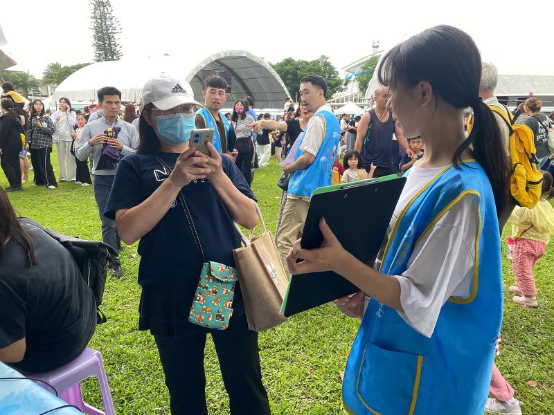 現場志工與工作人員分工明確，能即時協助民眾完成操作，並進行基礎數位宣導，有效提升整體服務品質。