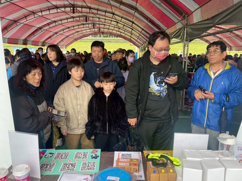 大家排隊等活動正式開幕