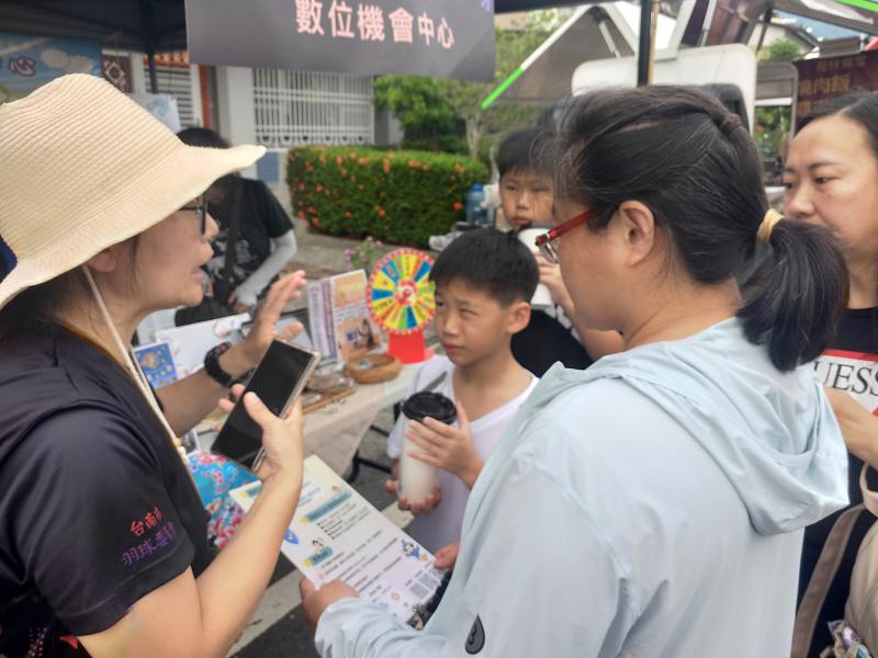 向民眾解說兒少手機防護工具如何設定