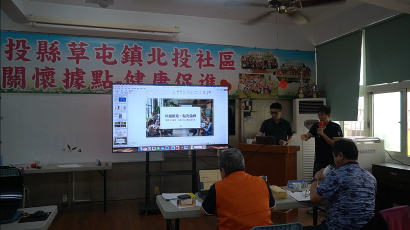 施俊老師於課後為學員總結課程重點，並特別提醒在使用各式 AI 工具時，應強化風險控管與資訊安全防範意識。