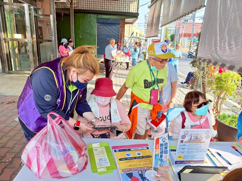 DOC推廣多款健康管理 APP 的操作教學，引導長輩運用數位工具追蹤運動步數