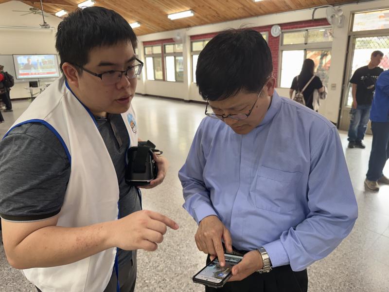 現場協助民眾操作手機掃碼導覽,一對一教學提升長者數位能力,縮短數位落差,促進世代交流。