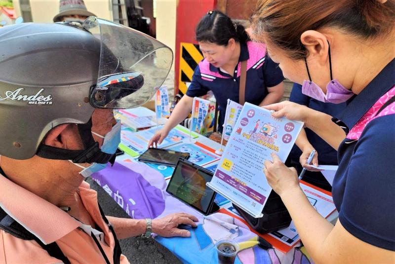 本次活動以「數位健康好幫手」為主題，將艱澀的科技轉化為貼心的日常。潮州DOC團隊在現場細心指導鄉親下載醫療保健APP，讓數位工具成為長輩管理健康的利器。同時，針對民眾最困擾的手機故障排除提供諮詢，並融入「數位防暴」與防詐騙宣導。透過一個個真