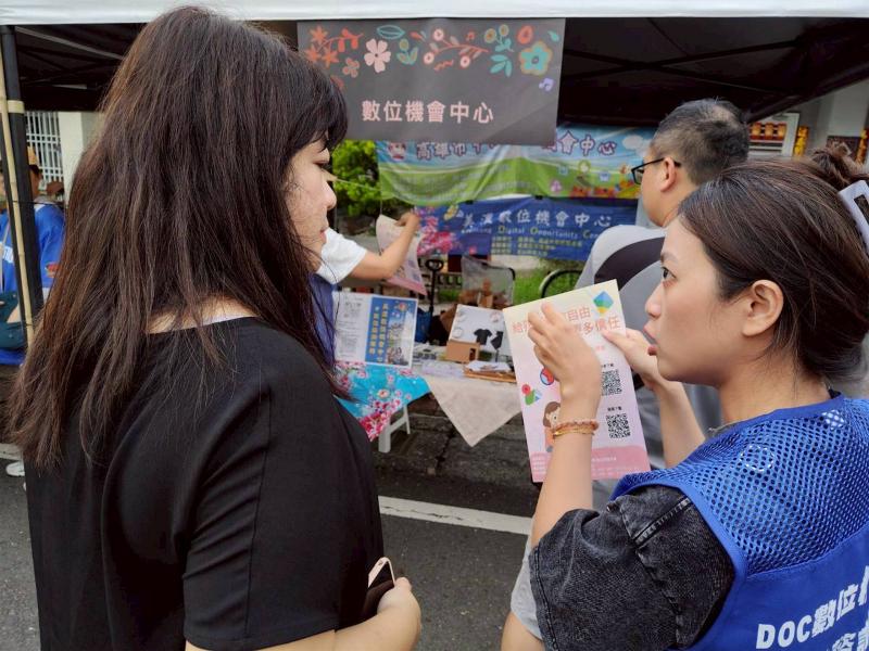 家長認真了解 Family Link 的強大防護功能，露出安心又開心的笑容！高興地學會了如何守護孩子的網路安全，不用再為過度沉迷或不良內容傷腦筋，輕鬆守護孩子上網安全與健康。