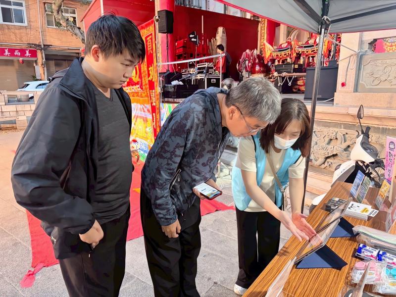 教導長輩操作平板及宣導反詐有獎徵答