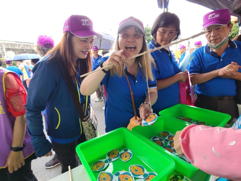 「釣魚」活動，參與者需依照題目內容，將對應正確答案從道具池中釣出