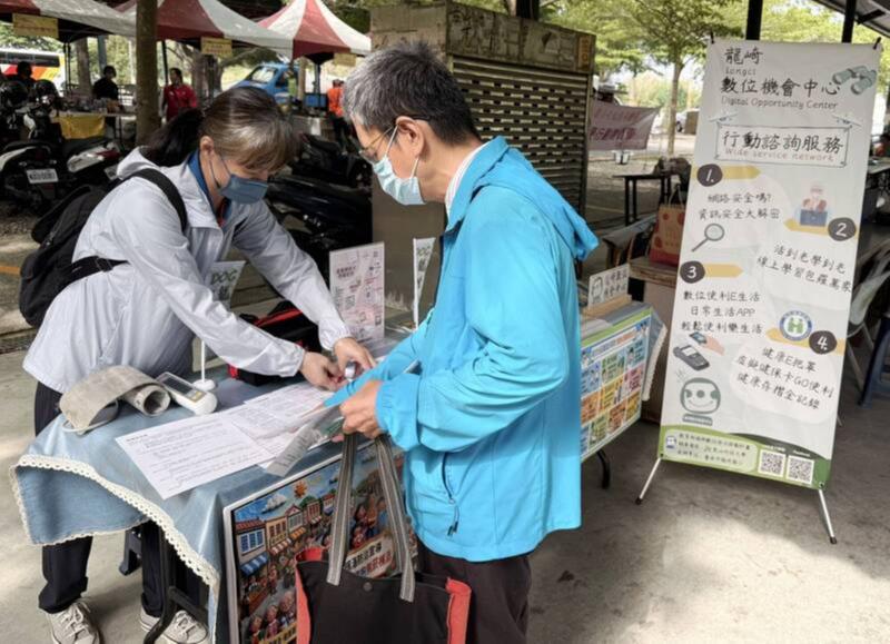 龍崎DOC推廣虛擬健保卡,協助民眾落實數位運用。(龍崎DOC提供)