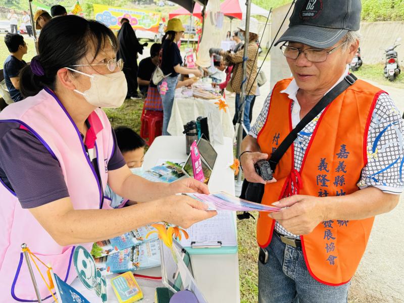 執行秘書向民眾推廣鹿滿DOC數位課程資訊