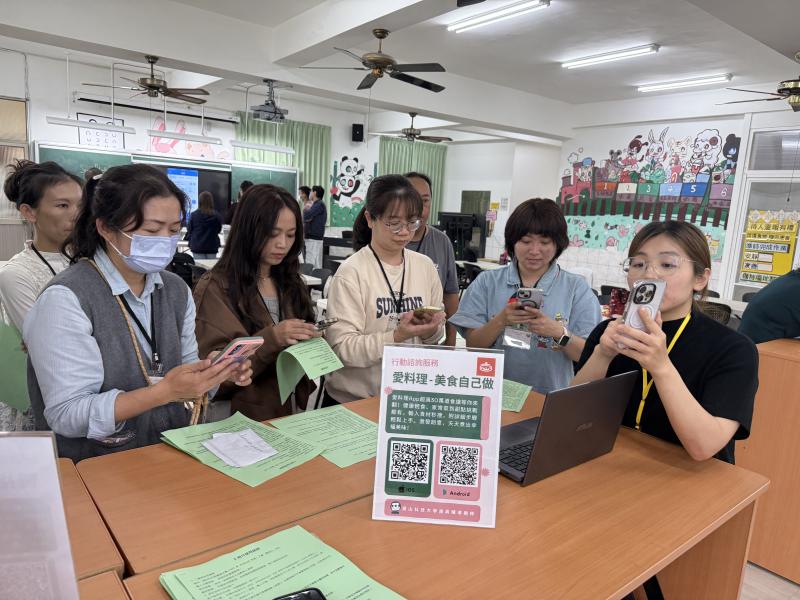 大家認真聽「愛料理」APP 的功能介紹，發現只要輸入現有食材，就能透過智慧 AI 配對合適的料理食譜。